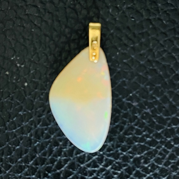 Pre owned 18k gold Ethiopian opal pendant - Picture 3 of 10